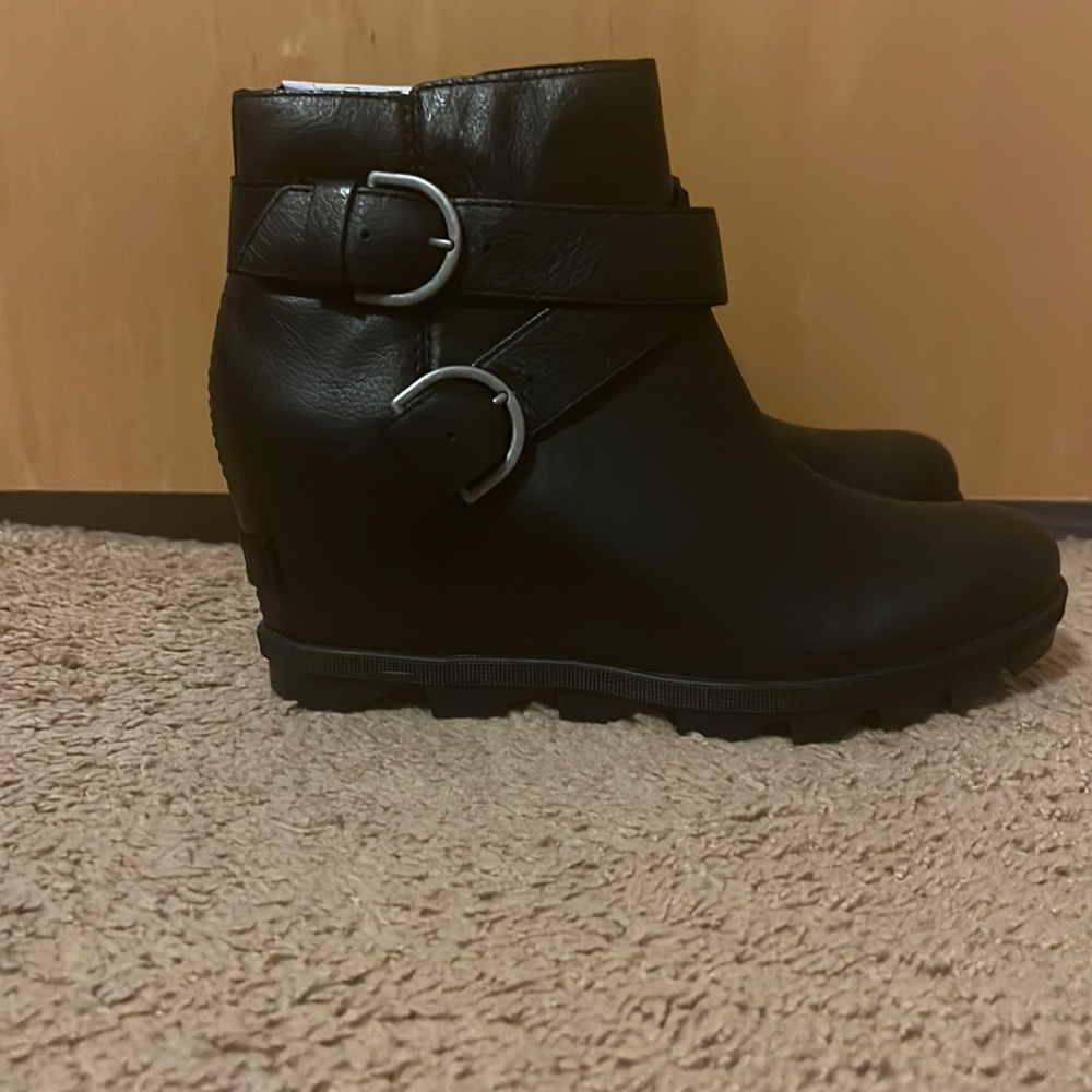 NWT Women’s Sorel Joan of Arctic II Wedge Buckle boots - black - 9.5